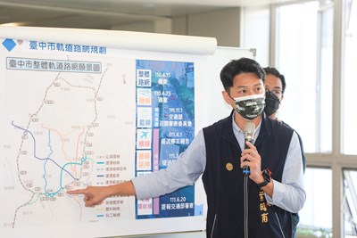 台中市交通局長葉昭甫強調，為台中市打拚的汗水，不要淪為政治人物的口水，建設不分藍綠，希望大家一起發聲，讓捷運藍線早日開工早日通車。