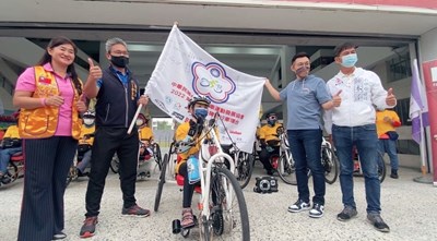 出席長官貴賓為環臺車友授旗,並為車友加油打氣