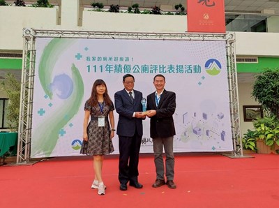 台中捷運公司總經理莊明聰（右）從行政院環保署長張子敬（中）手中接下全國績優公廁