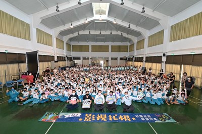 觀影學習愛地球！  中市影視扎根巡映列車開入校園 活動合影