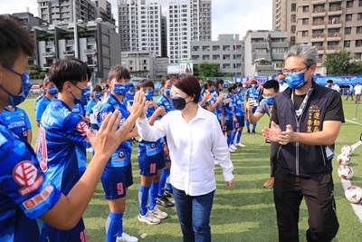 市長盧秀燕積極推動臺中足球運動向下扎根