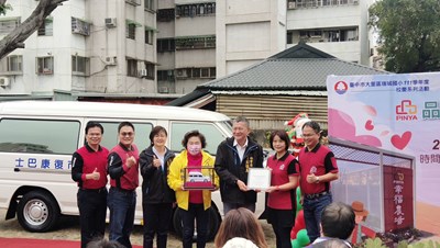 品業食品大愛回饋鄉里 捐贈第3輛復康巴士