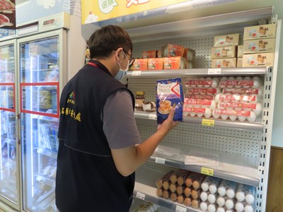 台中市為加強日本進口食品查驗,食安處從源頭輸入業者到市場、賣場、超商、超市、量販店及網路等販售通路,進行標示稽查。