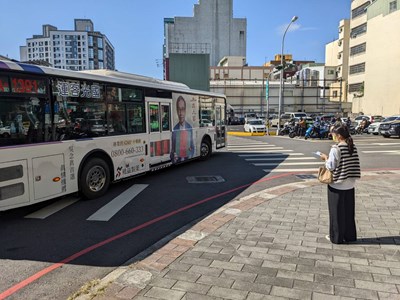 捍衛行人安全  中市交通局啟動路口公車轉向大稽查