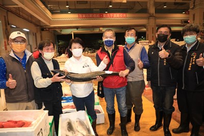 盧市長今日前往台中魚市場,走訪攤商,關心魚貨、年貨供應量與市場行情。