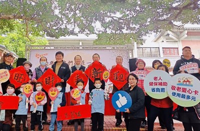 中市長青服務中心新春揮毫,老少齊聚共迎兔年