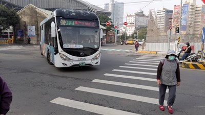 強力稽查駕駛員有無落實「停看行」 中市交通局再罰2公車未禮讓行人
