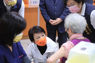 中市長者疫苗快打站今開跑!盧市長視察關心長輩健康