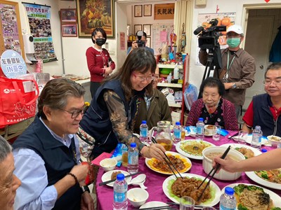 10家企業送愛心年菜 社會局感謝關懷獨居長輩
