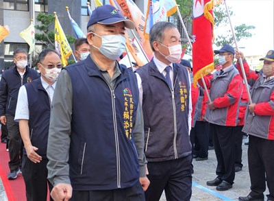 黃副市長在民政局長吳世瑋及賴大隊長陪同下校閱代表里隊