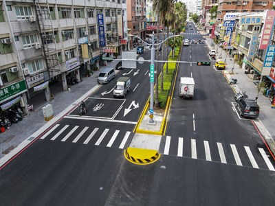 忠明路增設人行庇護島