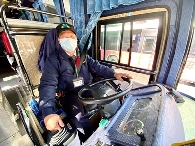 余佳德擔任豐原客運駕駛已有37年資歷,仍然堅守崗位,樂在工作。