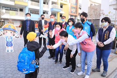 今日是開學日,盧市長一早前往南區新設的樹德國小視察,關心學生開學情形