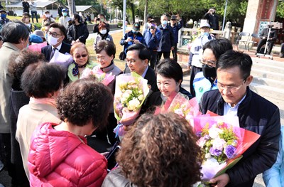 為受難者與家屬祝禱並獻花致敬