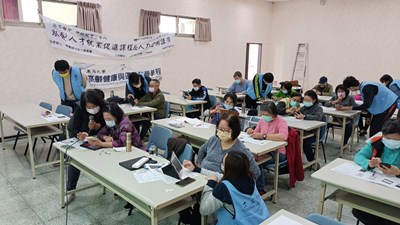 東海大學學生擔任課程小助教,協助銀髮長者熟悉手機操作