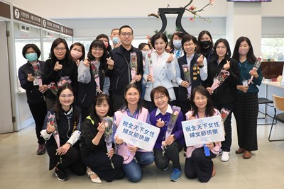 女神節快樂!王副市長贈玫瑰花感謝第一線服務中心同仁