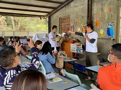 雙語教育結合環境教育 中市教師研習訪「貓頭鷹戶政事務所」