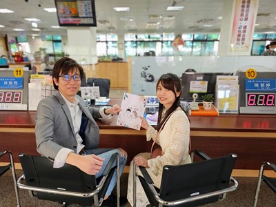 在太平戶所辦理結婚登記的阿蘇和小潘,相戀多年,決定在白色情人節互許終身