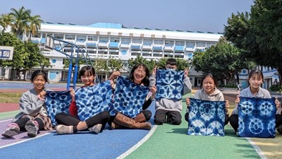 中市府與中科大合推美學教育 藍染、小繡框畫系列作品展登場