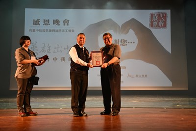 孫局長代表市府向社團法人中華華美媒體傳播協會及表演團體表達感謝