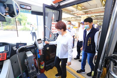 台中市長盧秀燕推動市民限定的「雙十公車」交通卡,前10公里免費,超過10公里最多只收10元車資,車資省荷包全國最優惠。