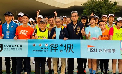 今日大會貴賓及活動代言人吳念真導演，親自出席為跑友加油打氣