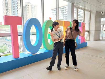 與「捷伴同行 愛久久」裝置比YA打卡拍照，並完成活動貼文任務，就能參加抽獎。