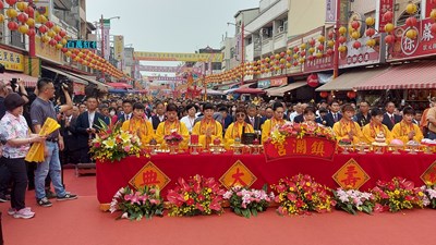 大甲媽抵新港奉天宮祝壽，信徒虔誠跪拜，場面浩大莊嚴