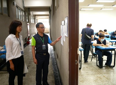 台中捷運公司副總經理葉進財(左2)與監試人員巡視試場。