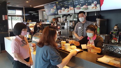 參與學員實際體驗櫃檯區點餐作業