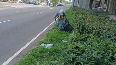 建設局第一線清潔維護人員清不勝清，為確保市容景觀乾淨，建設局與環境保護局合作，