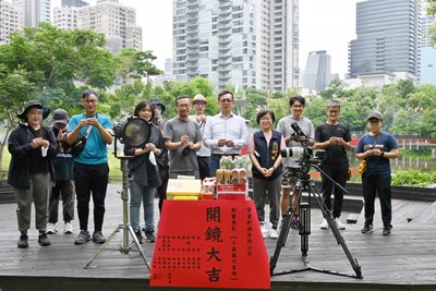 動畫電影《小蟲蟲大冒險》昨日於台中秋紅谷景觀生態公園開鏡，台中市政府新聞局主任秘書陳瑜偕同台中市影視發展基金會執行長林盈志特別前往致意