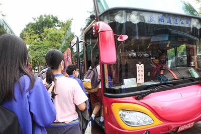 六都唯一！ 中市出動國中「會考專車」  考生免奔波安心考試