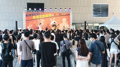 台中首屆「玩！安普拉格！」不插電音樂會昨(21)日圓滿落幕，特邀知名創作歌手及20組台中在地學生樂團輪番演出，吸引數百人湧入市府廣場享受音樂盛宴