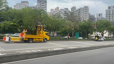 台灣大道鄰近玉門路往市區之下坡路段進行安全島垃圾撿拾作業