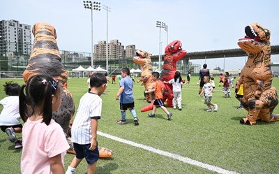 可愛恐龍也來湊一「腳」台中女子足球節開心登場