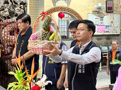 江主委代表盧市長向五穀爺獻禮