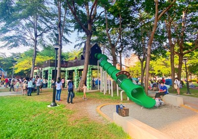 豐富公園樹屋遊戲場更是大受好評，每逢傍晚及假日都有許多大、小朋友排隊等著遊玩