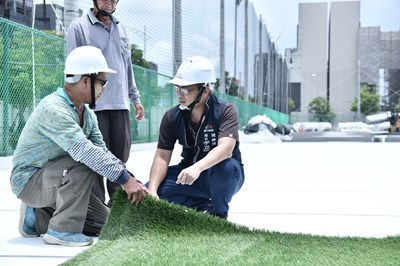 運動局長李昱叡親至工程現場瞭解草皮鋪設情形