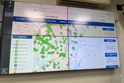 交控中心若發現道路事故或施工造成塞車，立即透過資訊顯示看板、網站或交通網APP等管道，告知用路人即時交通資訊