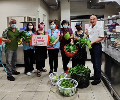 培養土產出好又甜的蔬菜，贈送給「林蘭生慈善基金會」長輩們享用(1)