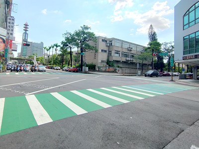 台中市已設置行人專用時相共115處，將人車通行路口時間區分開，確保用路人安全