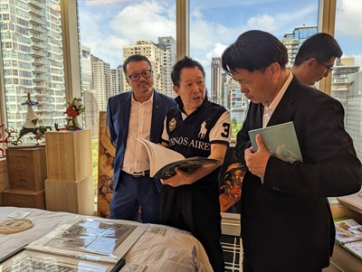 文化局曾副局長與社團法人中華民國畫廊協會張逸羣理事長現場交流