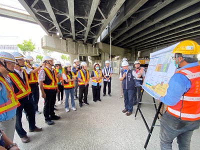 建設局長陳大田20日前往視察烏日光竹橋改建工程，目前工程進度超前22%，預計提前於10月底完工