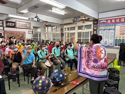 策展團隊及在地志工比出海翁手勢，邀請全台旅客來大安暢遊海線風光