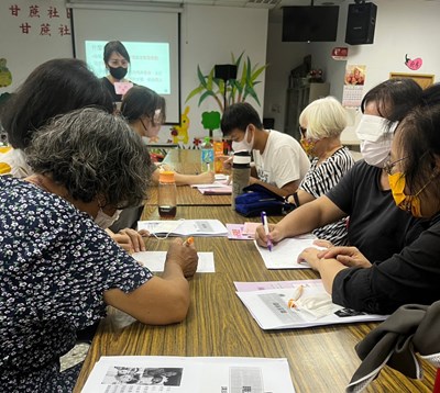 民眾認真參與課程