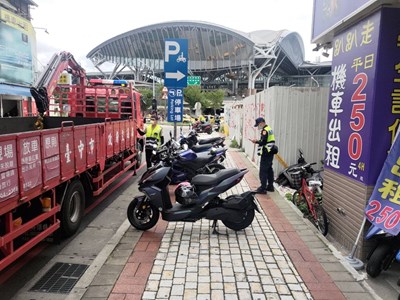 台中車站周邊均設有停車場，請駕駛人多加利用，共同維護行人通行環境_0