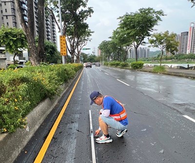 管線單位完成路面改善工程後，建設局同仁即至現場督導、查驗施工品質