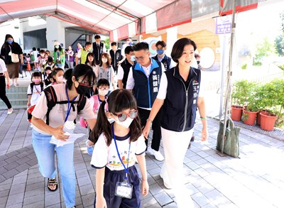 王副市長及教育局長陪廍子國小學生搭交通車迎接開學日