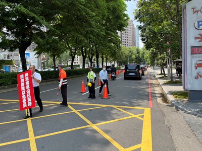 七期百貨商圈假日車流量大，為降低周邊道路影響，市府持續要求業者強化各項疏導措施_0